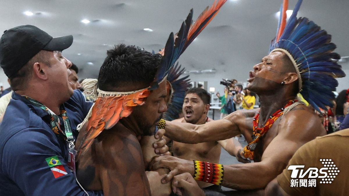 COP30爆衝突　原住民欲闖會場、維安人員遭鼓棒打到頭