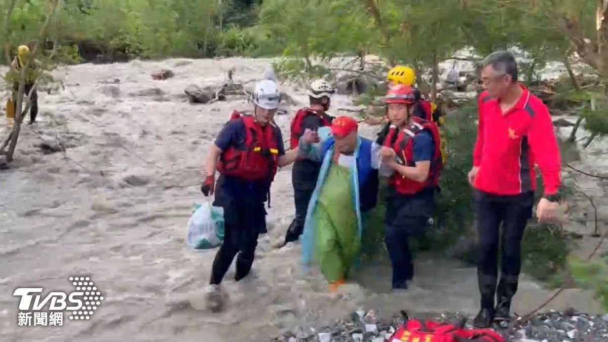 颱風豪雨釀災!宜蘭蘇澳白米溪暴漲1長者受困 消防溯溪救援