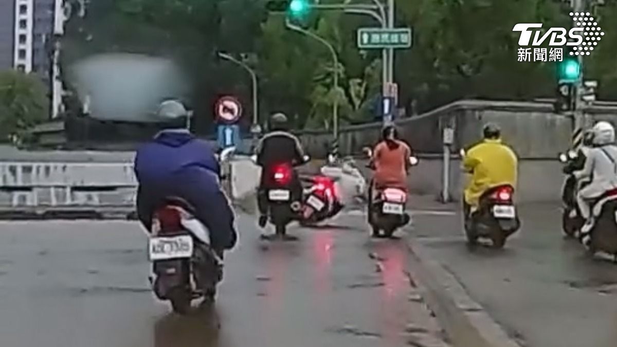 雨天機車行經橋梁伸縮縫時，疑似鋪設使用金屬材質，造成打滑摔車（圖／TVBS）