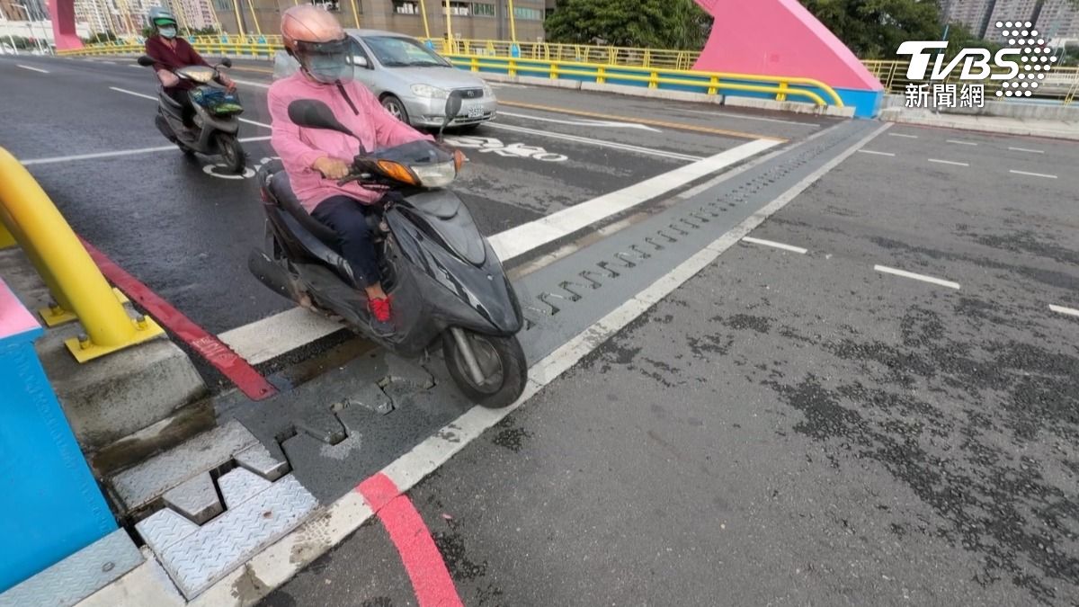 路面外側還留下原來的金屬材質，但汽機車通行區域已經另外覆蓋類似柏油，讓表面凹凸粗糙達到止滑效果（圖／TVBS）