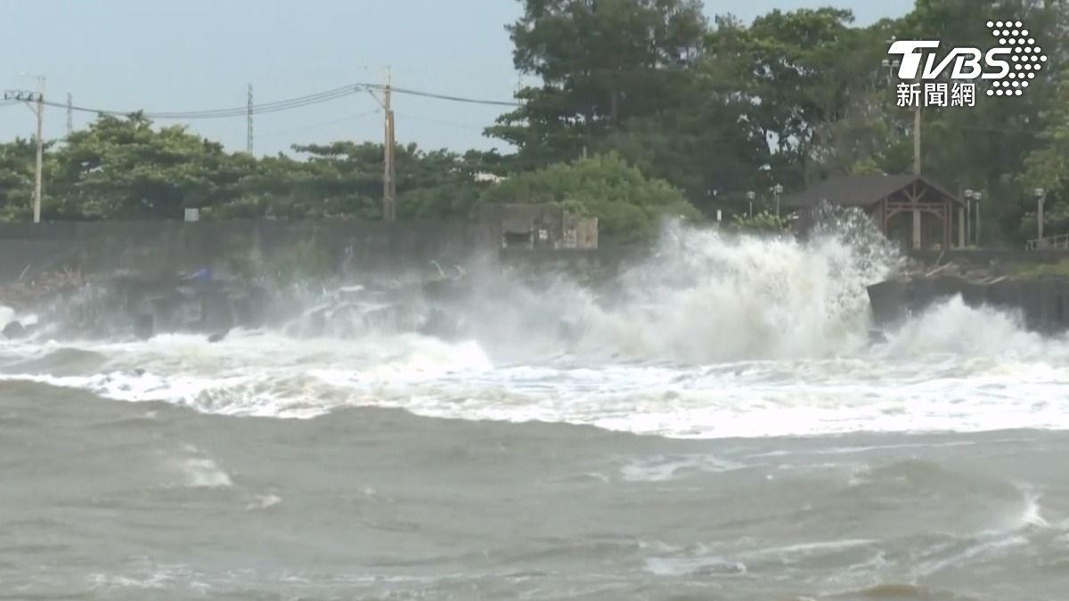 一波波長浪不斷向岸邊襲來,枋寮雖然沒有明顯降雨,海邊最高出現5.3米浪高(圖/TVBS)