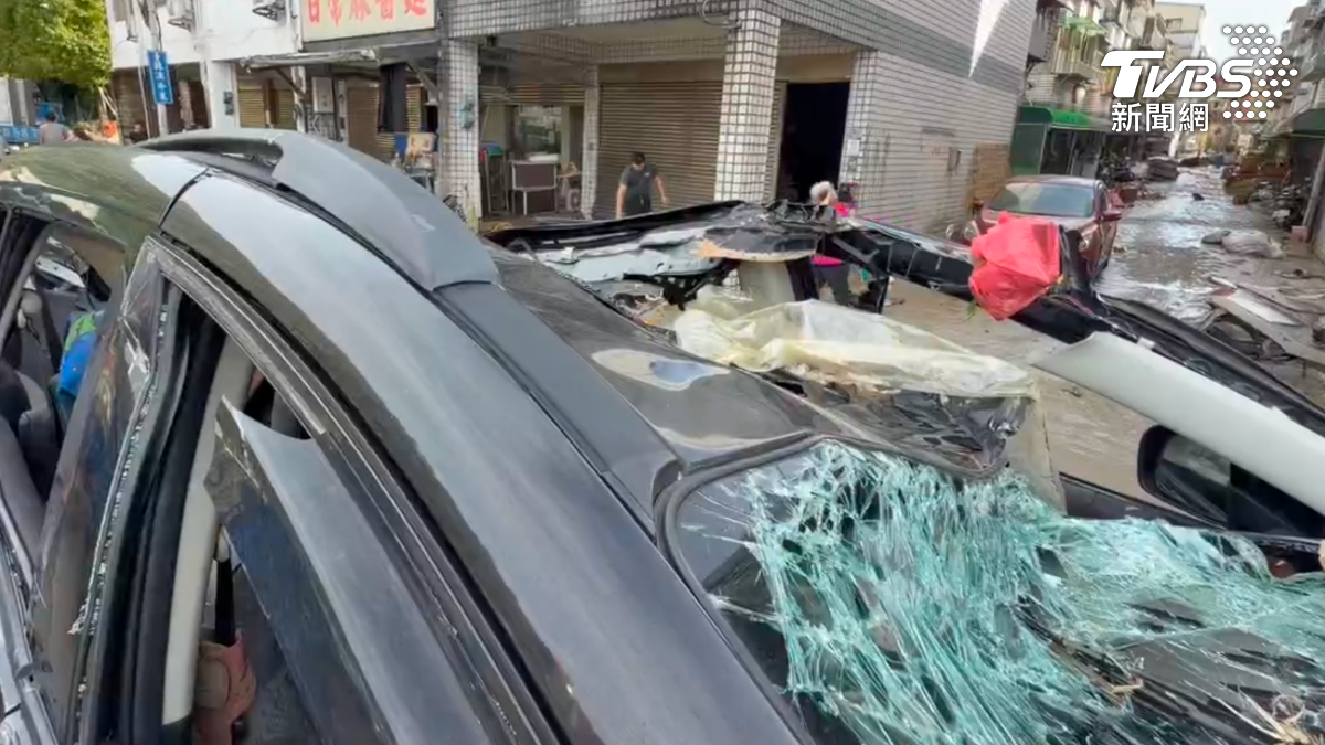 國軍救災出事!蘇澳民眾目睹愛車被裝甲車「輾過」 軍方說話了