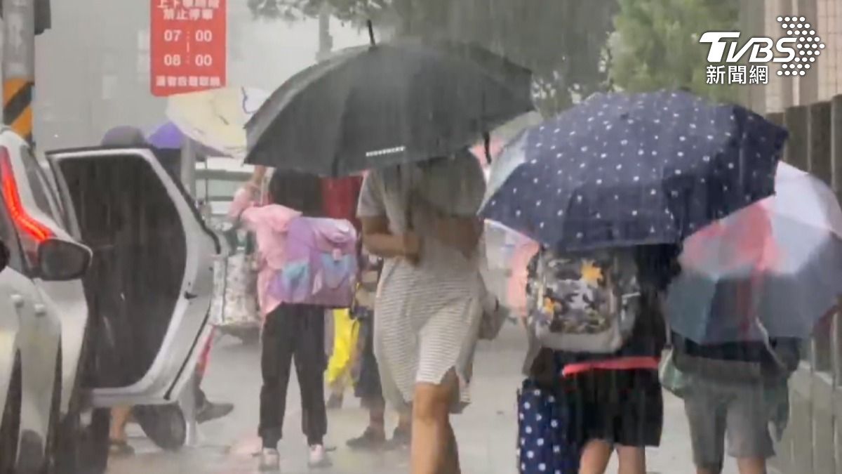 台東縣一早下起間歇性雨勢,家長冒雨接送學生上課,出現些許抱怨聲,一度讓縣長臉書被咕嚕咕嚕聲灌爆(圖/TVBS)