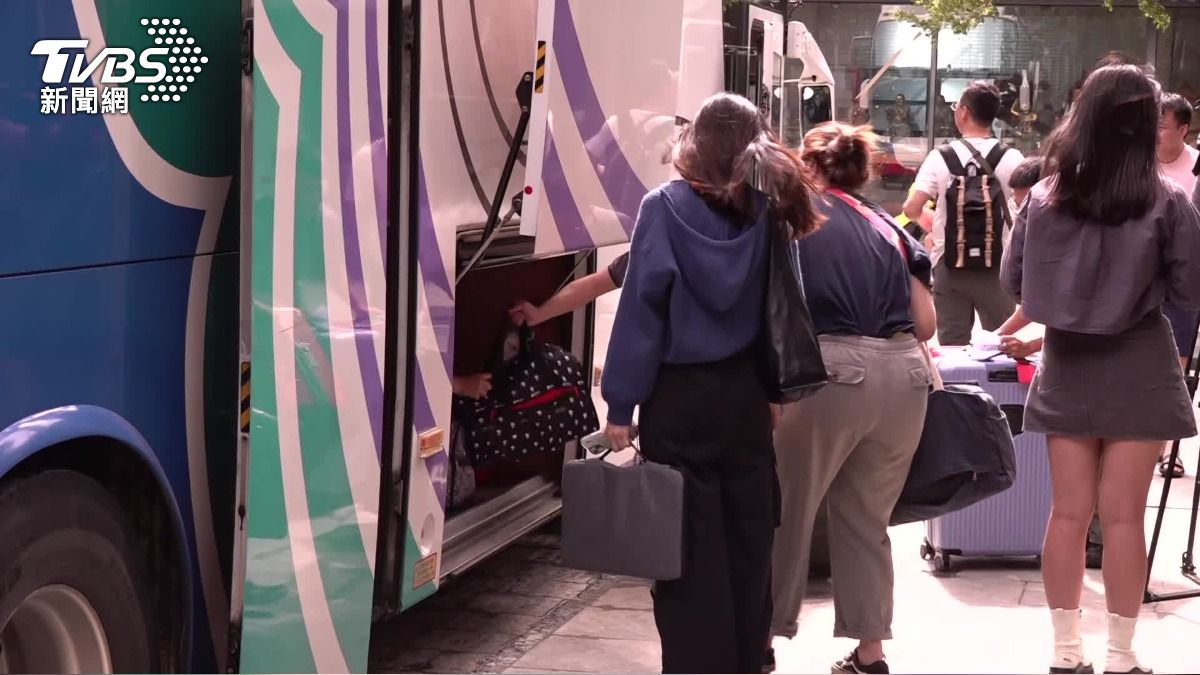 蘇澳煙波飯店提供遊覽車接駁旅客至羅東、台北車站，每小時發車一班。（圖／TVBS）