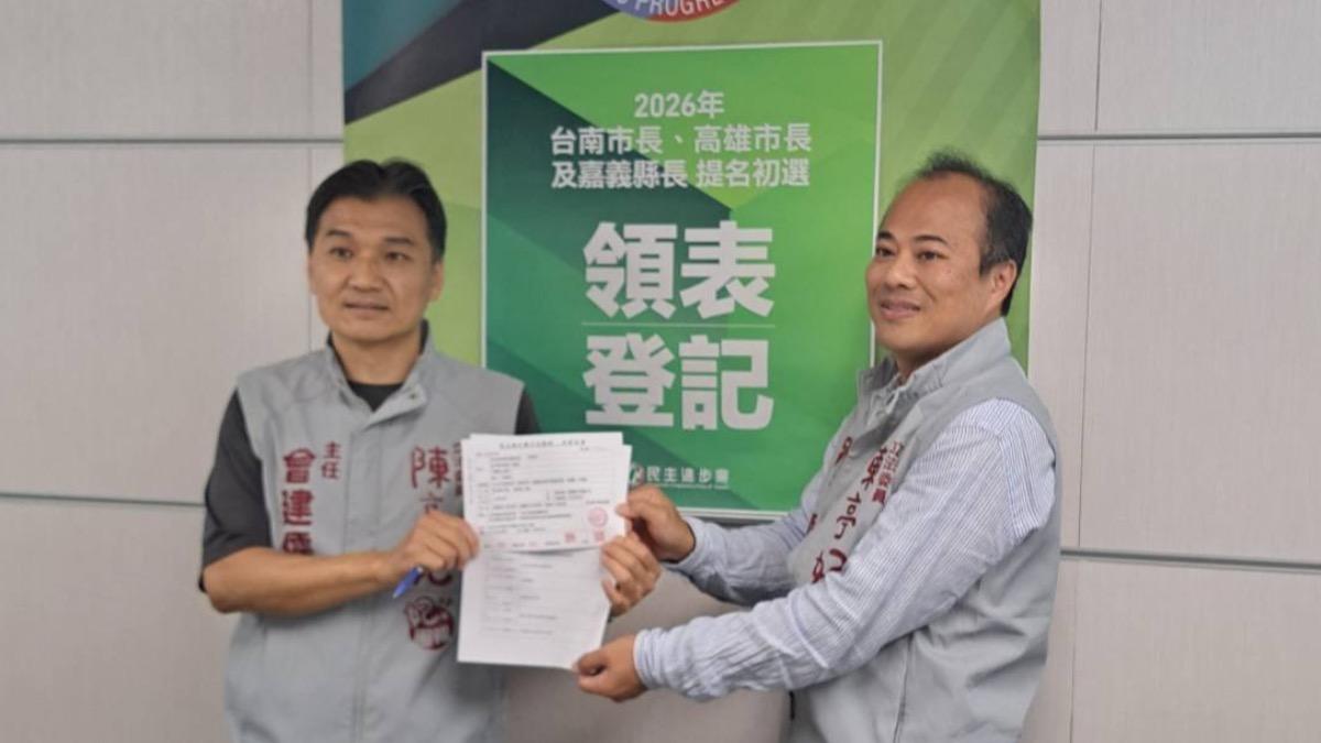 陳亭妃委託辦公室主任及副主任代為登記初選。（圖／陳亭妃辦公室提供）