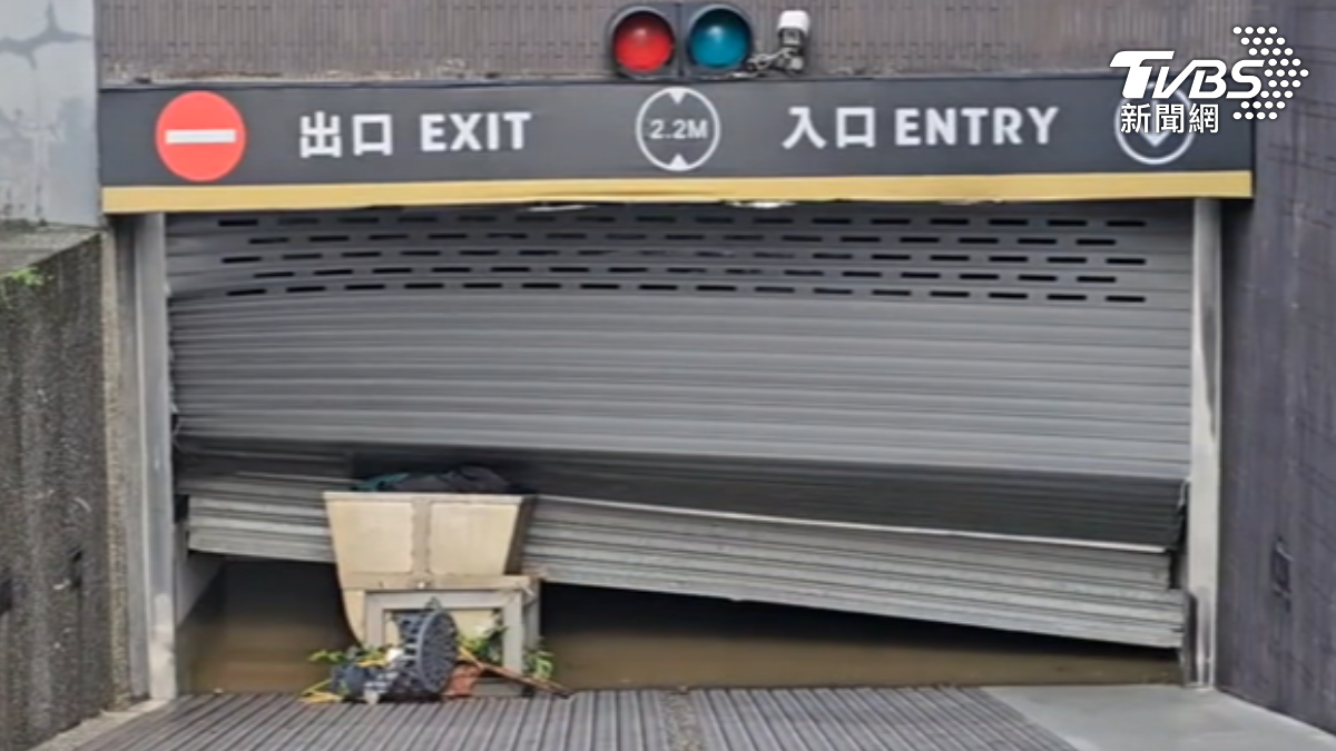 煙波飯店地下車道口遭洪水沖毀。(圖/TVBS)