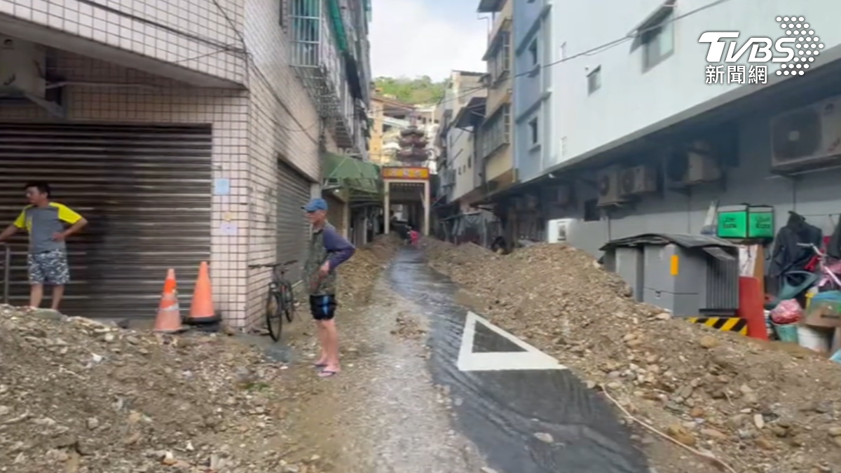 蘇澳池碧宮周遭被土石淹沒沖毀。(圖/TVBS)