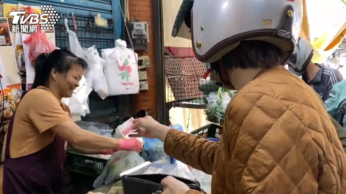 彰化人急了!颱風還沒登陸先衝市場「怕菜漲」 人潮曝