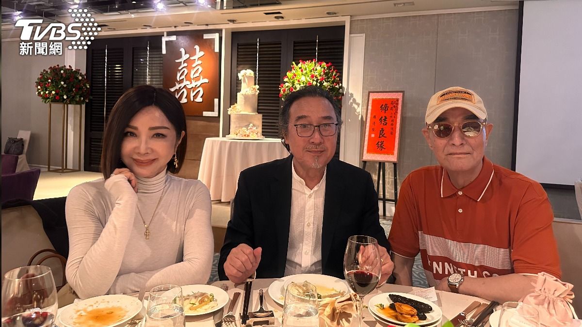 車軒(右起)和趙樹海及陳美鳳一起出席谷音女兒歸寧宴。(圖/楊起鳳攝)