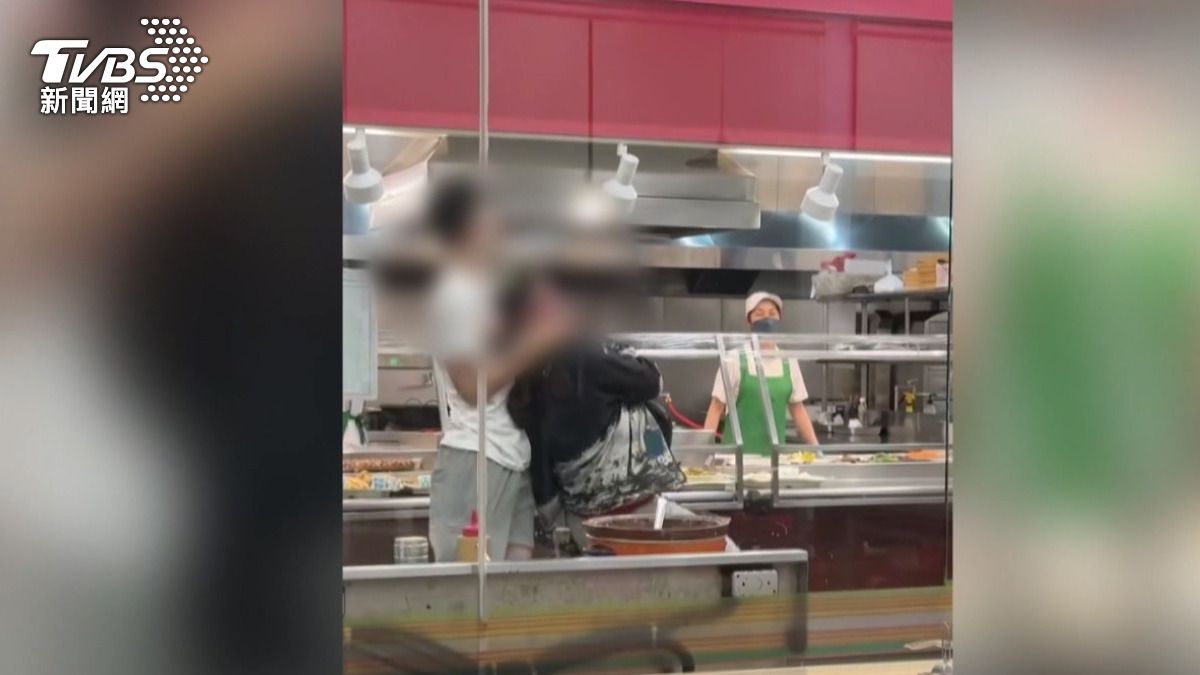 民眾見狀立即上前制止，將楊姓男子緊緊勒住，但他仍不斷掙扎。(圖／店家提供) 
