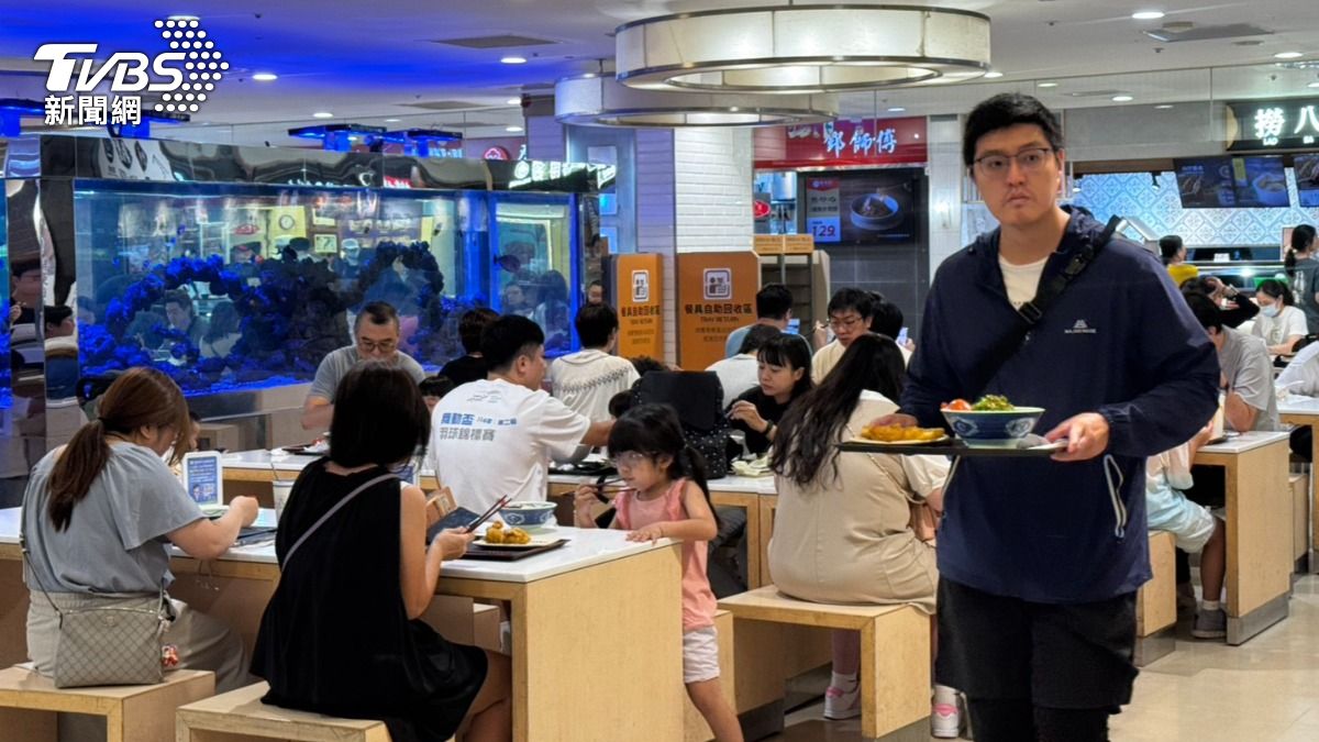漢神巨蛋美食街午間出現用餐人潮,座位區難找。(圖/林雅婷攝)