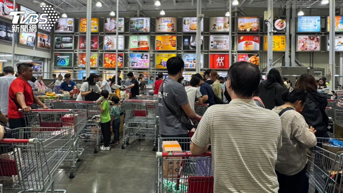 不少民眾趁還未變天之前到好市多採買。(圖/林雅婷攝)