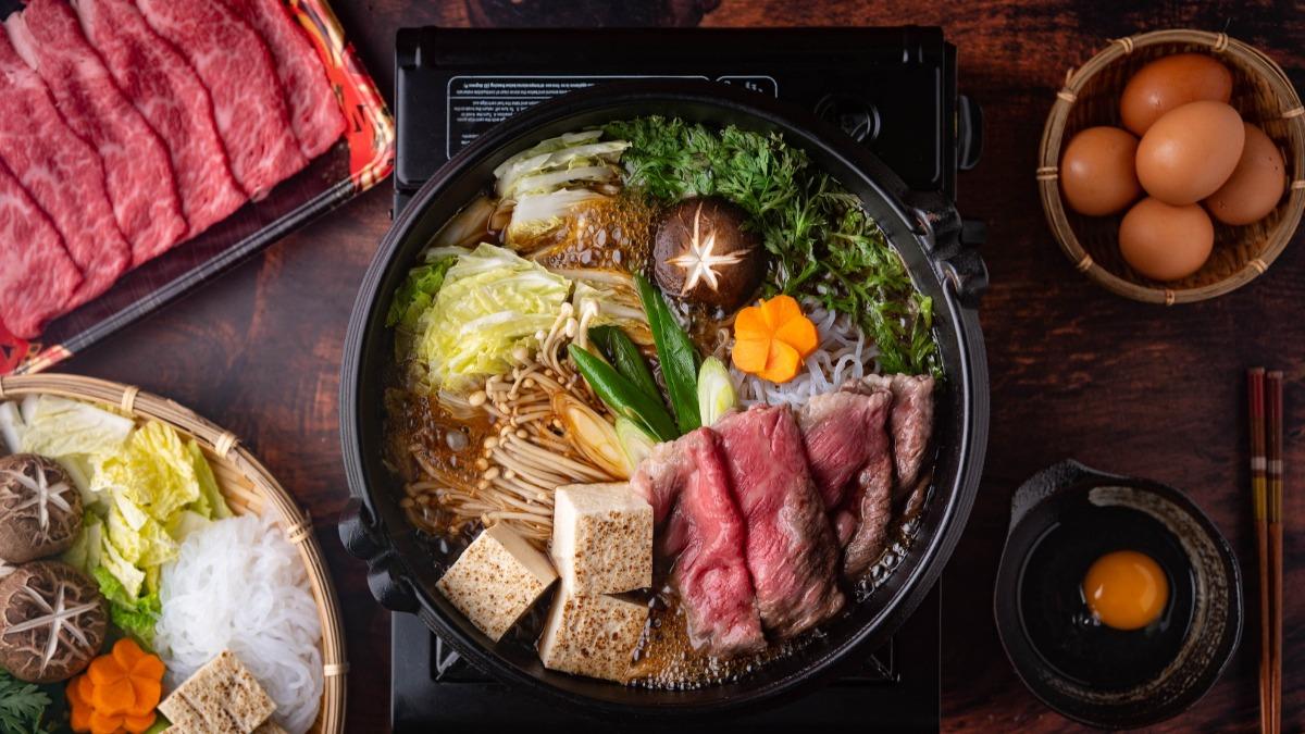 三燔本家提供多樣日式傳統料理，壽喜燒搭配高級肉品，以吃到飽或套餐形式供應。（圖／翻攝自Regent Taipei 晶華酒店 FB）