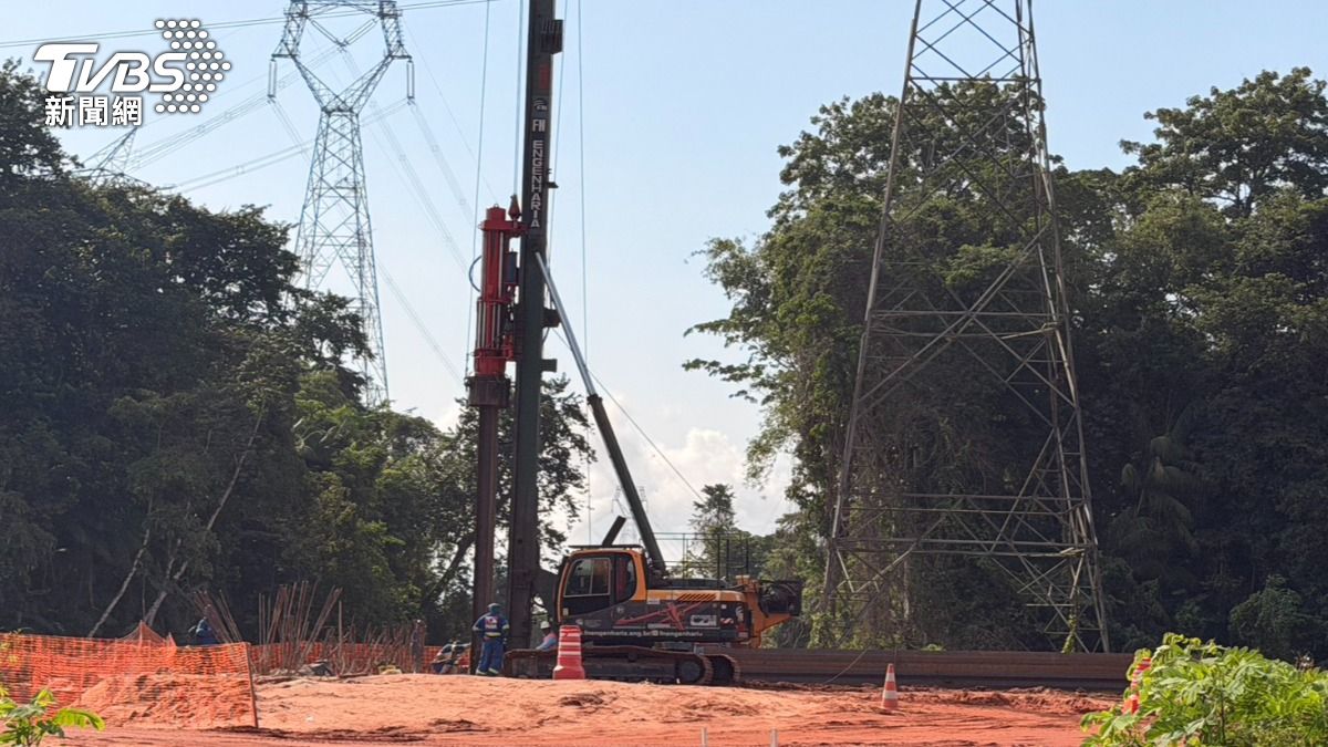 美國總統川普批評,巴西為了辦COP30,砍雨林開高速公路是「醜聞」,不過當地州長駁斥說,這是一條永續公路。(圖/TVBS記者朱光弘攝)