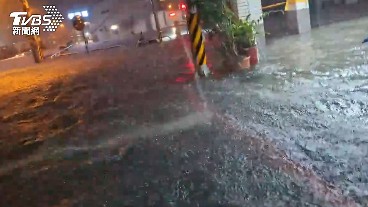 羅東市區積淹水。(圖/TVBS)