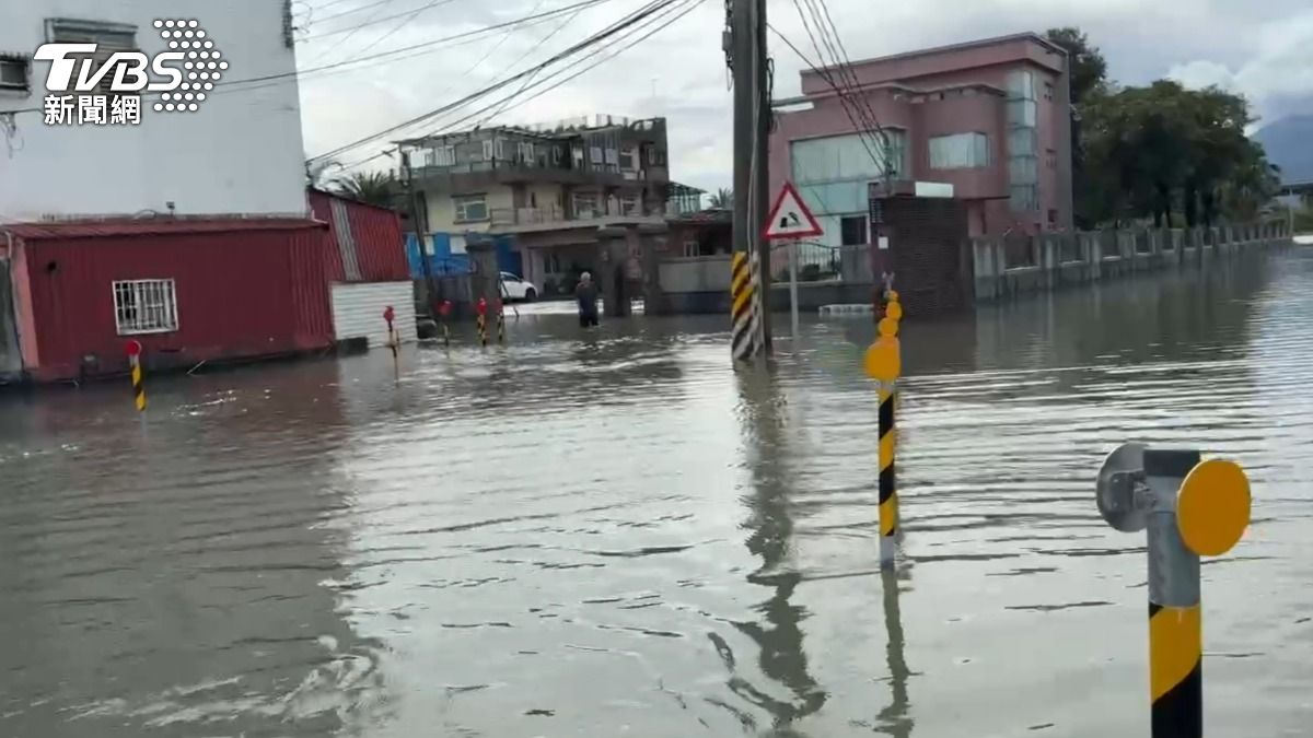 羅東鎮部分地區雨停後,水仍未退。(圖/TVBS)