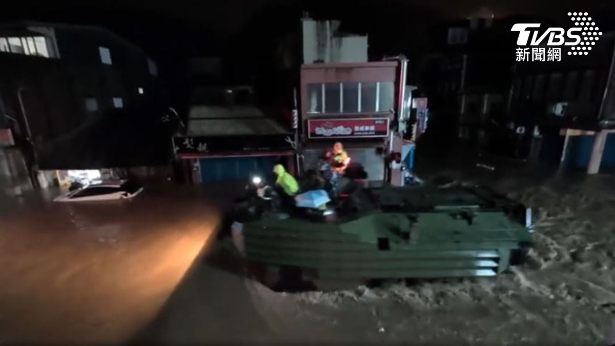 蘇澳淹成孤島,國軍兩棲突擊車緊急出動。(圖/TVBS)