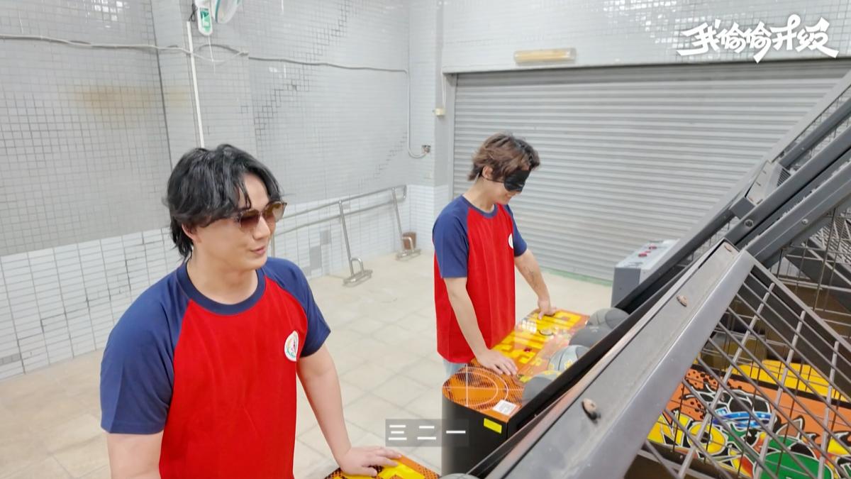 蕭煌奇與炎亞綸挑戰投籃機。(圖/大浪娛樂提供)