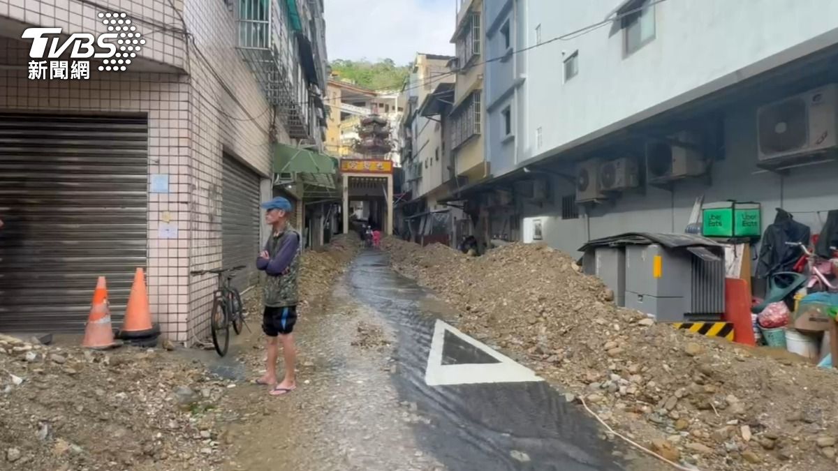 南方澳華山路池碧宮,道路遭碎石淹沒。(圖/TVBS)