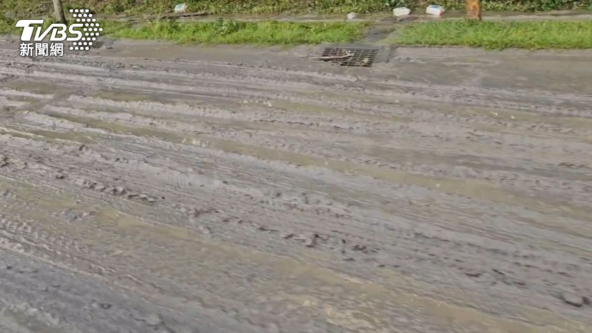 台9線通往蘇澳市區道路,水退後全是淤泥。(圖/TVBS)