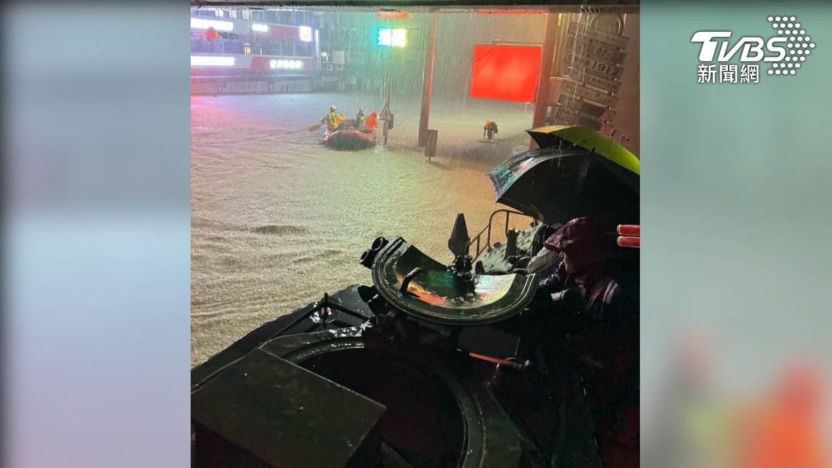 鳳凰共伴豪雨炸宜蘭蘇澳 國軍第三作戰區出動!戰車搜救視角曝