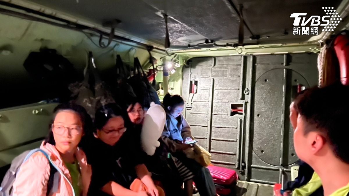 陸戰隊登陸戰車大隊至聖愛里、蘇北里民貴街協助災民撤離。（圖／國防部提供）