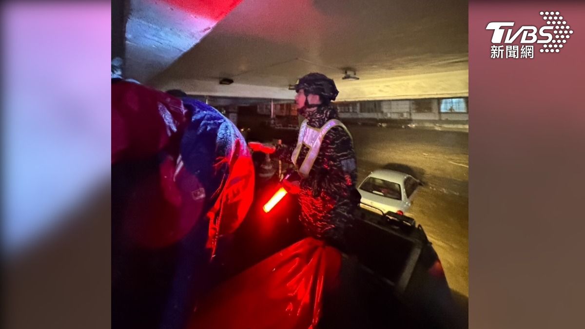 陸戰隊登陸戰車大隊至聖愛里、蘇北里民貴街協助災民撤離。（圖／國防部提供）