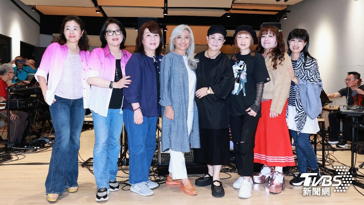 許淑絹（左起）、林佳蓉、徐曉菁、楊芳儀 、邰肇玫、陳艾玲、南方二重唱。（圖／趙世平攝）