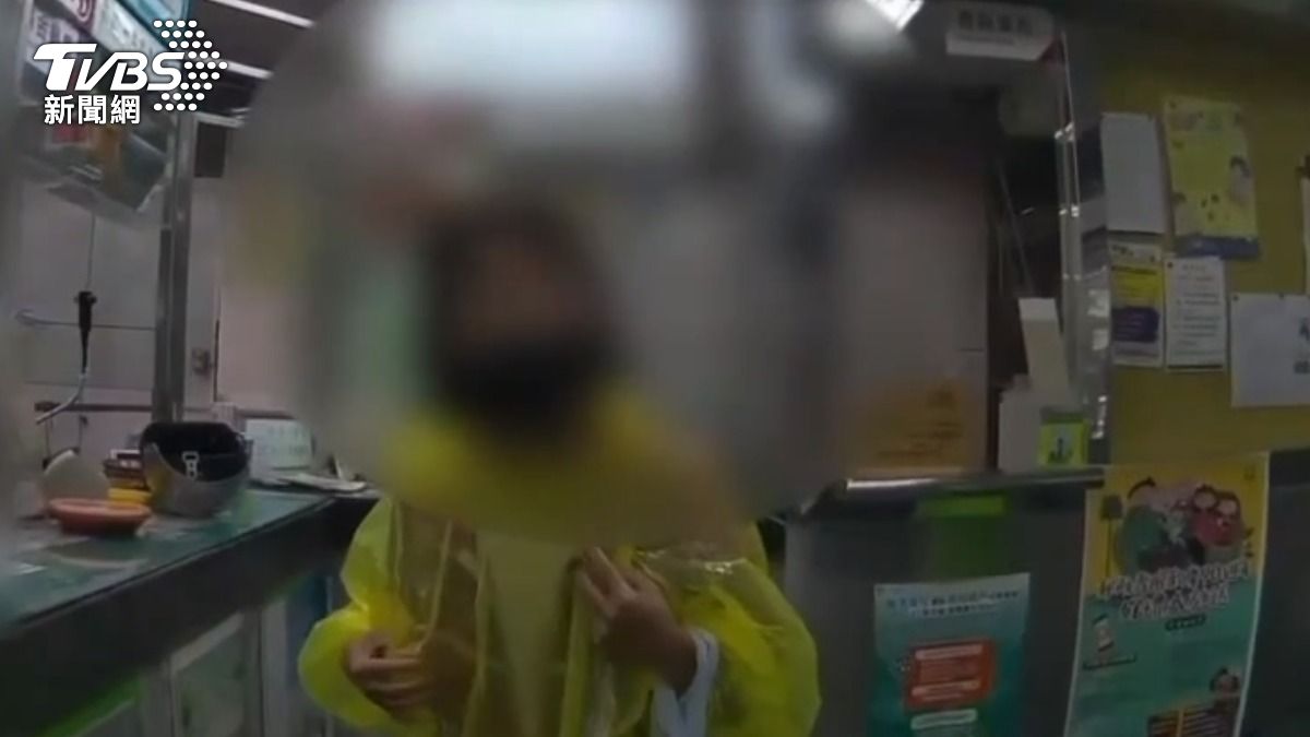 婦人疑似圖方便,穿著雨衣戴安全帽直接進入郵局辦事情,行員按照規定勸她脫掉安全帽,婦人卻以為故意刁難。(圖/TVBS)