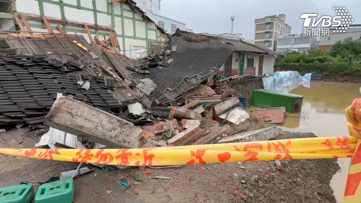 台東大小雨不斷,結果市區一間改建中的50年老房子,上午屋主突然聽到斷裂聲,沒多久房子就在他眼前倒塌。(圖/TVBS)