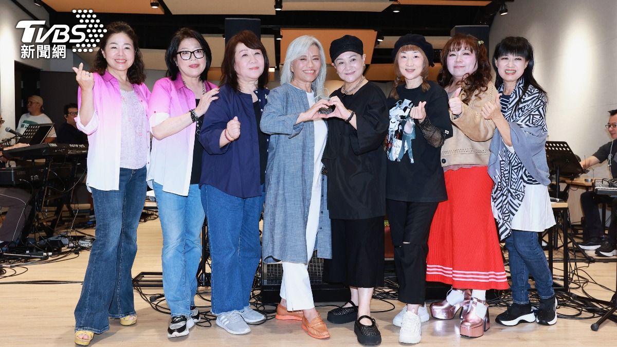 許淑絹(左起)、林佳蓉、徐曉菁、楊芳儀 、邰肇玫、陳艾玲、南方二重唱。(圖/趙世平攝)