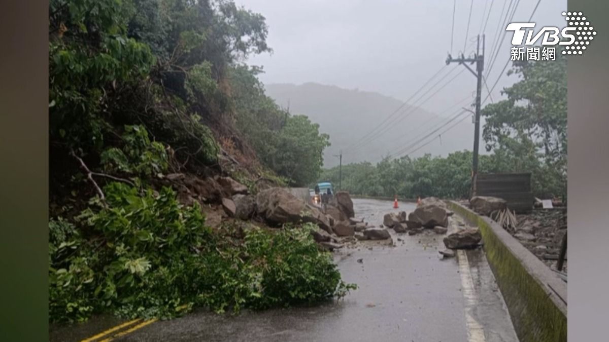 土坂對外道路發生大面積土石從山坡滑落的情況,一度造成道路中斷。(圖/TVBS)