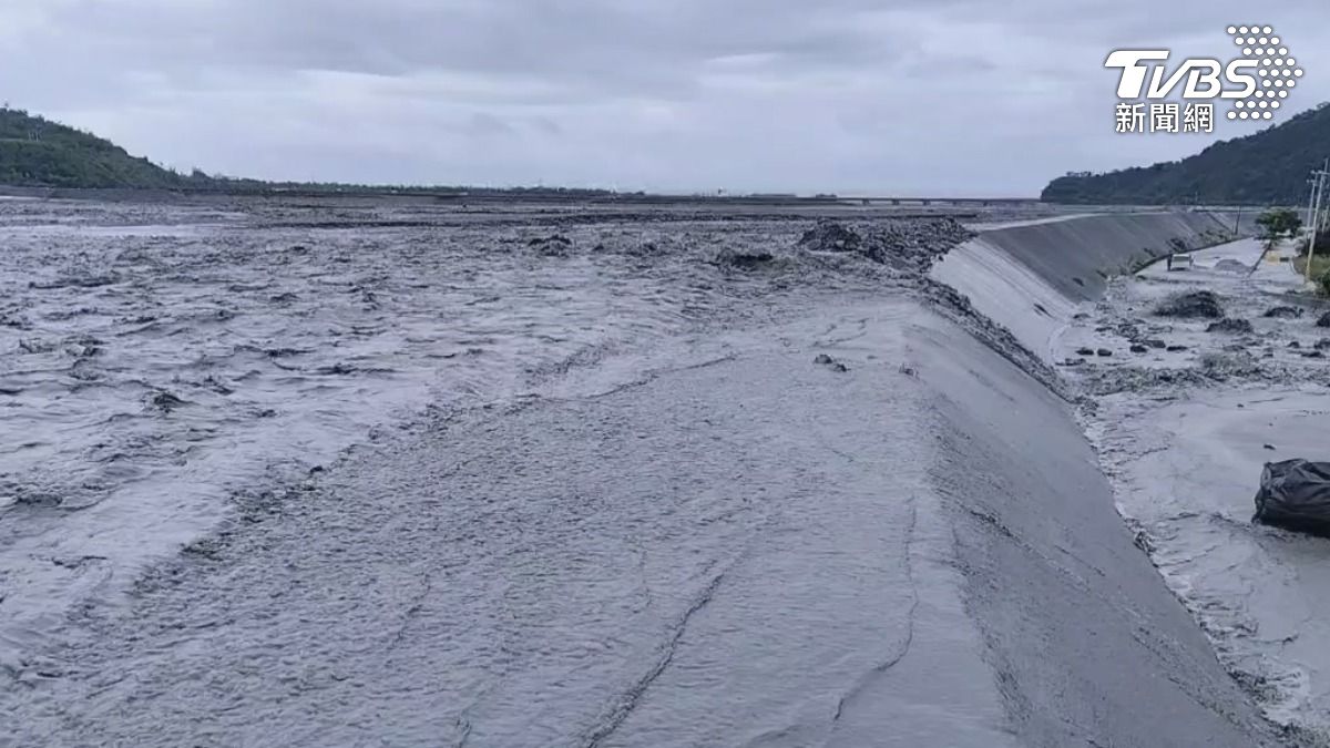 北大武山持續下雨,導致太麻里溪下游溪水暴漲,洪水溢過堤防。(圖/TVBS)