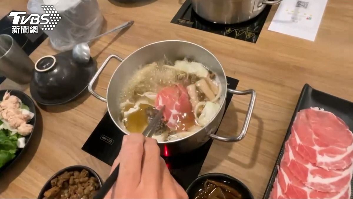 這起爭議源於一名顧客宣稱數月前曾到該火鍋店用餐控訴「衛生堪憂」。(圖/TVBS)