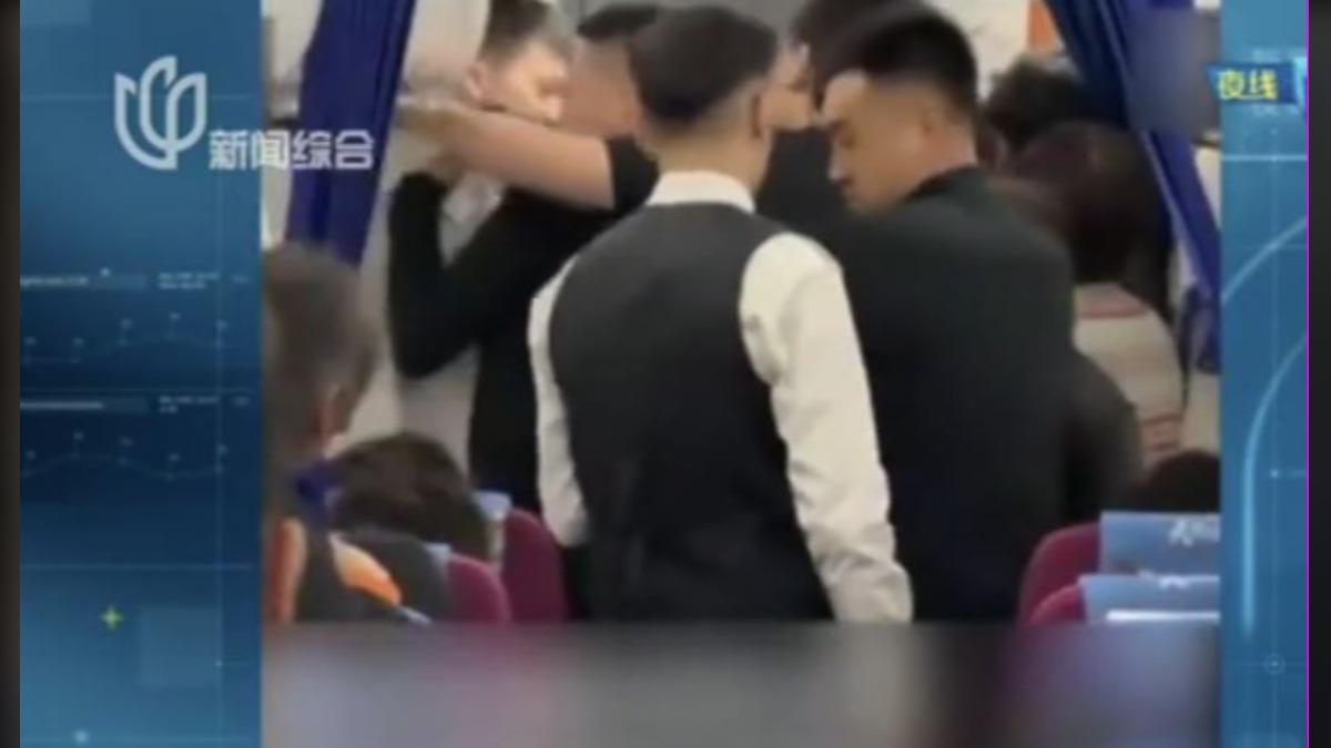 懷孕35周搭飛機遭勸離,大陸孕婦大鬧機艙。(圖/大陸新聞)