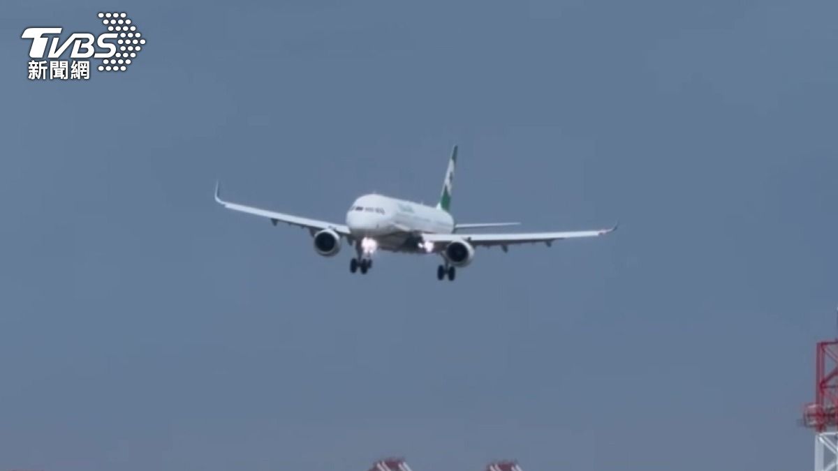 11/12仍有國際線航空返回高雄小港機場，因為颱風造成搖晃。（圖片翻攝／高雄機場航空器資訊交流「張育誌」）