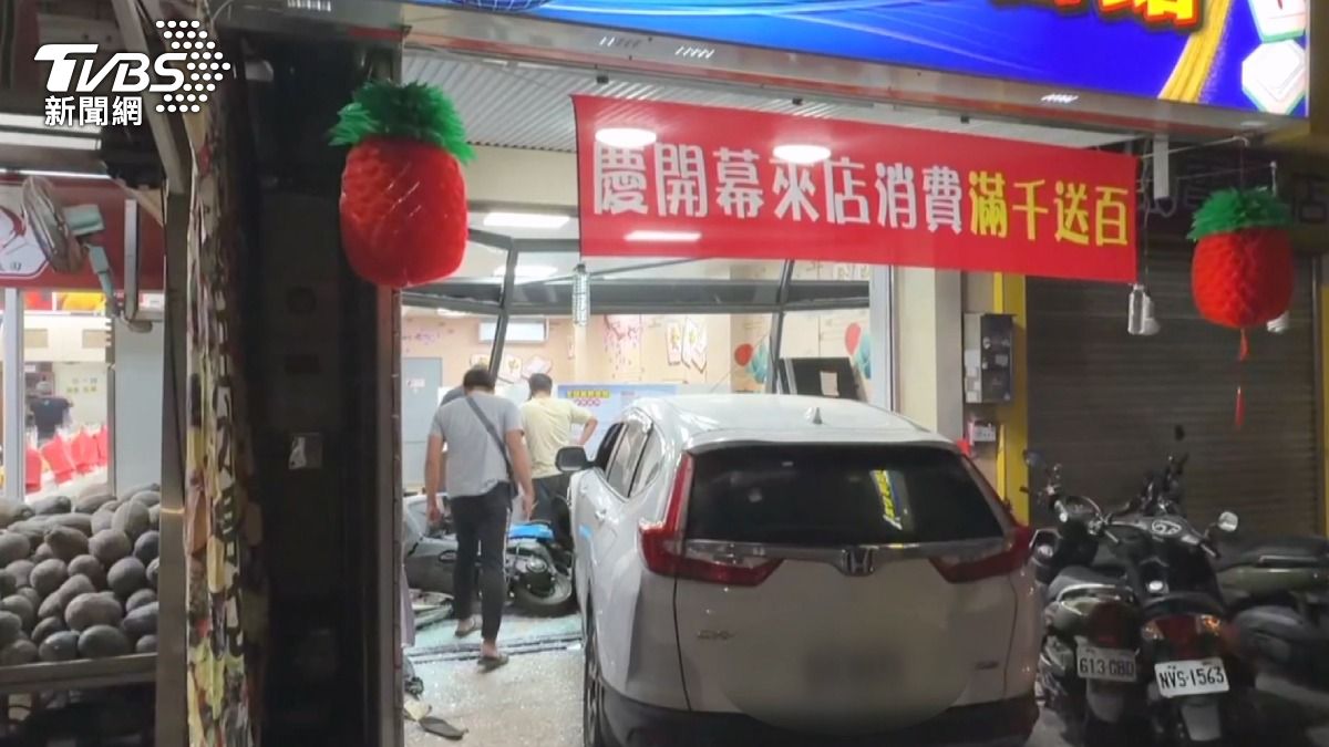甩尾撞進剛開幕棋牌室！4人瞬間遭撞飛，男被壓車下幸平安無事。(圖／TVBS)