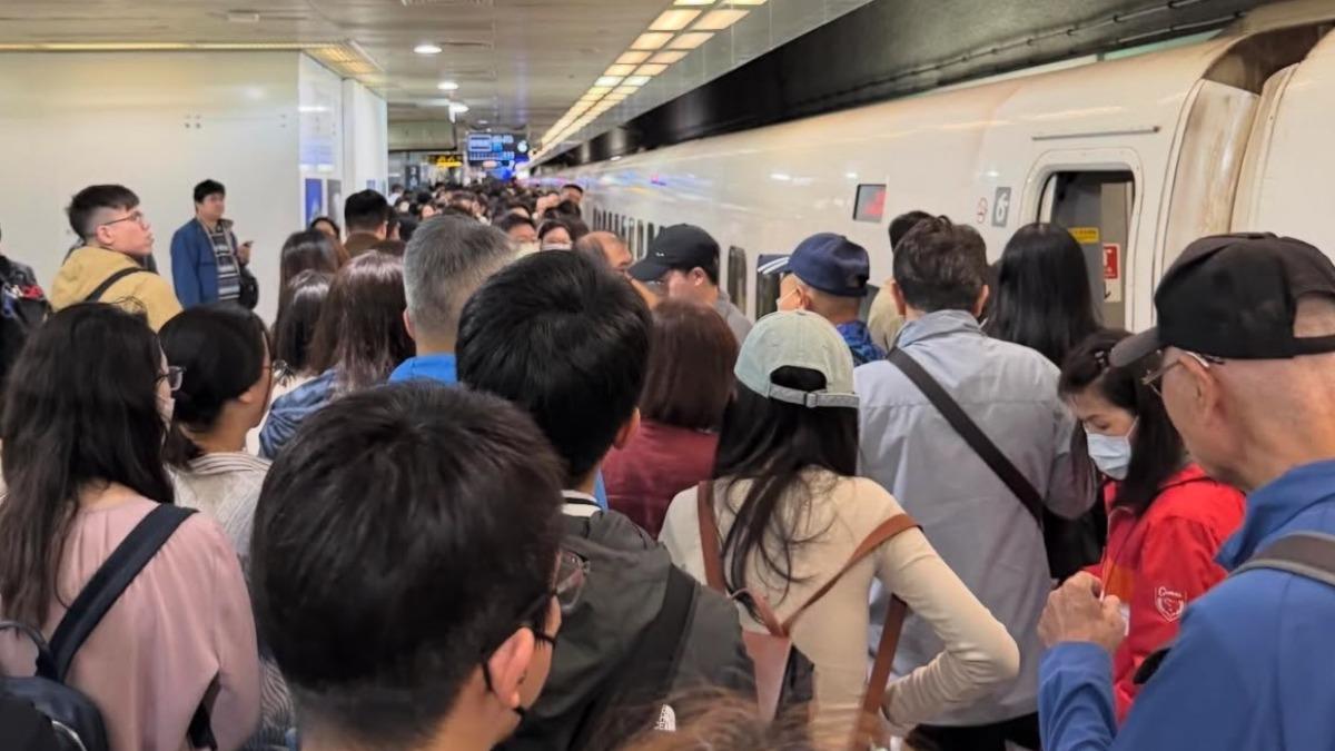 周三高鐵改全自由座通勤時段擠爆。(圖/民眾提供)