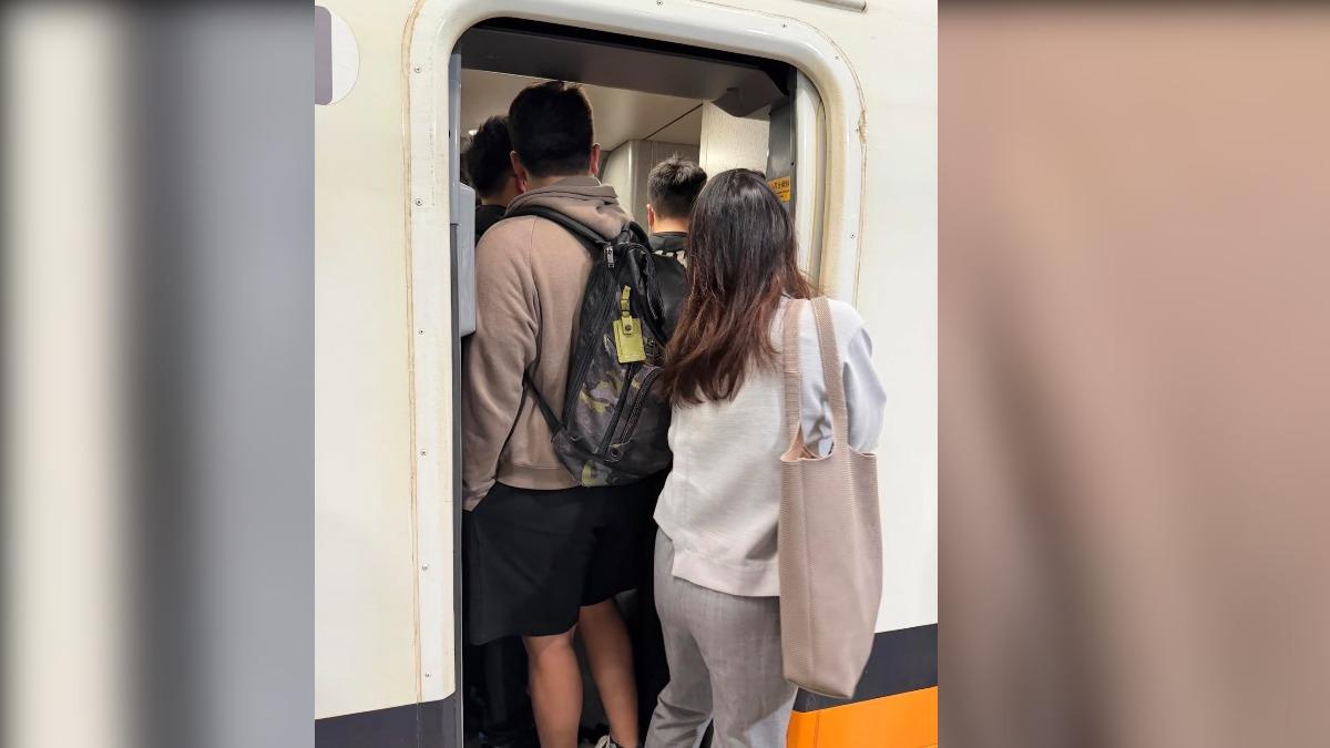 周三高鐵改全自由座通勤時段擠爆。(圖/民眾提供)