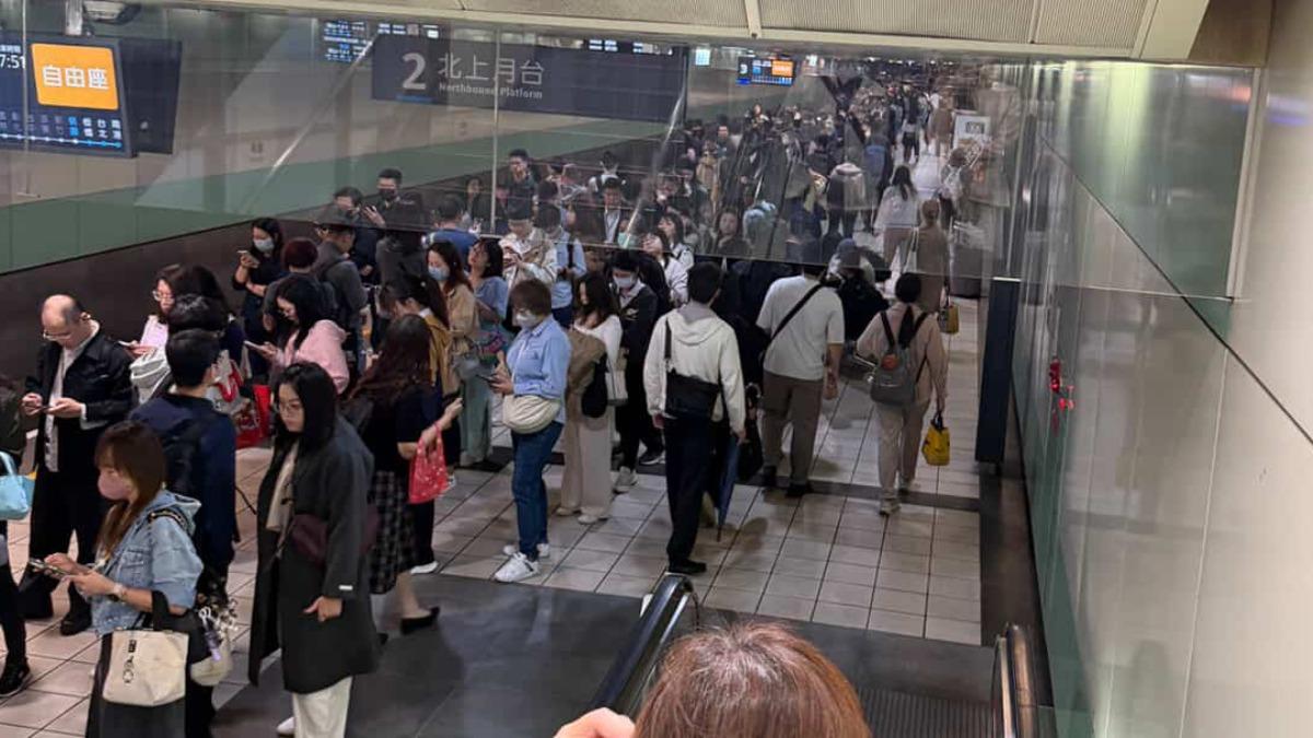 周三高鐵改全自由座通勤時段擠爆。(圖/民眾提供)