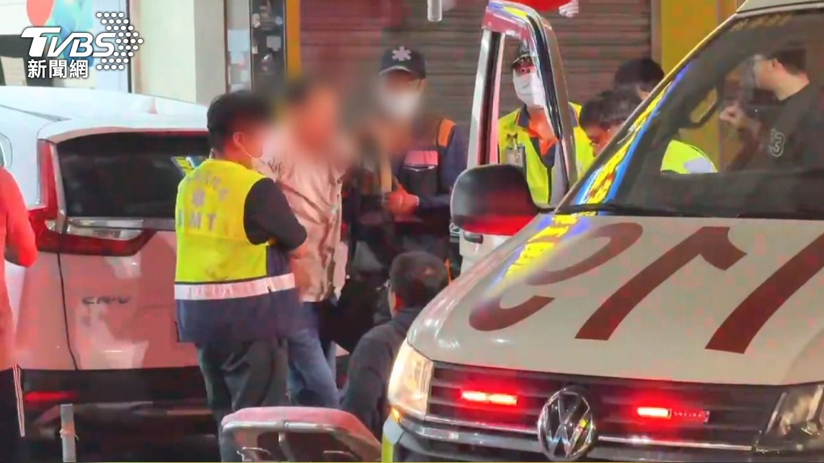 白色休旅車碰撞後，將門口聊天的1名女性和3名男性顧客全部撞倒。(圖／TVBS)