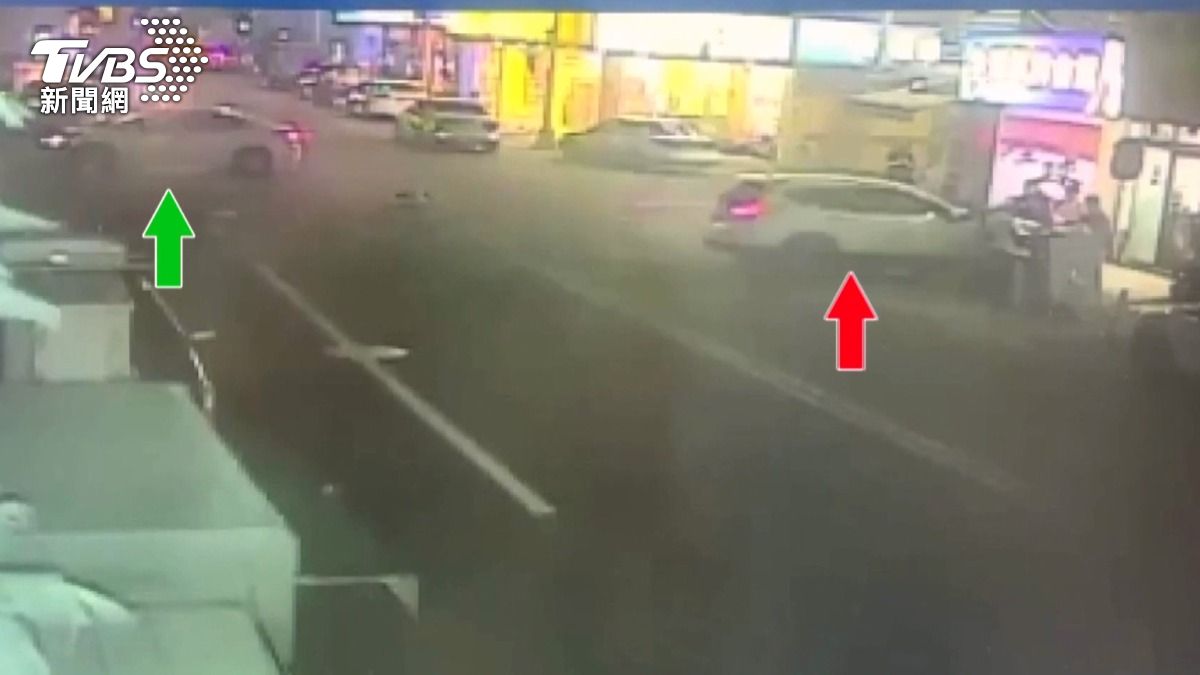 休旅車與轎車碰撞後失控，甩尾衝撞路邊一間剛開幕不久的棋牌室。(圖／TVBS)