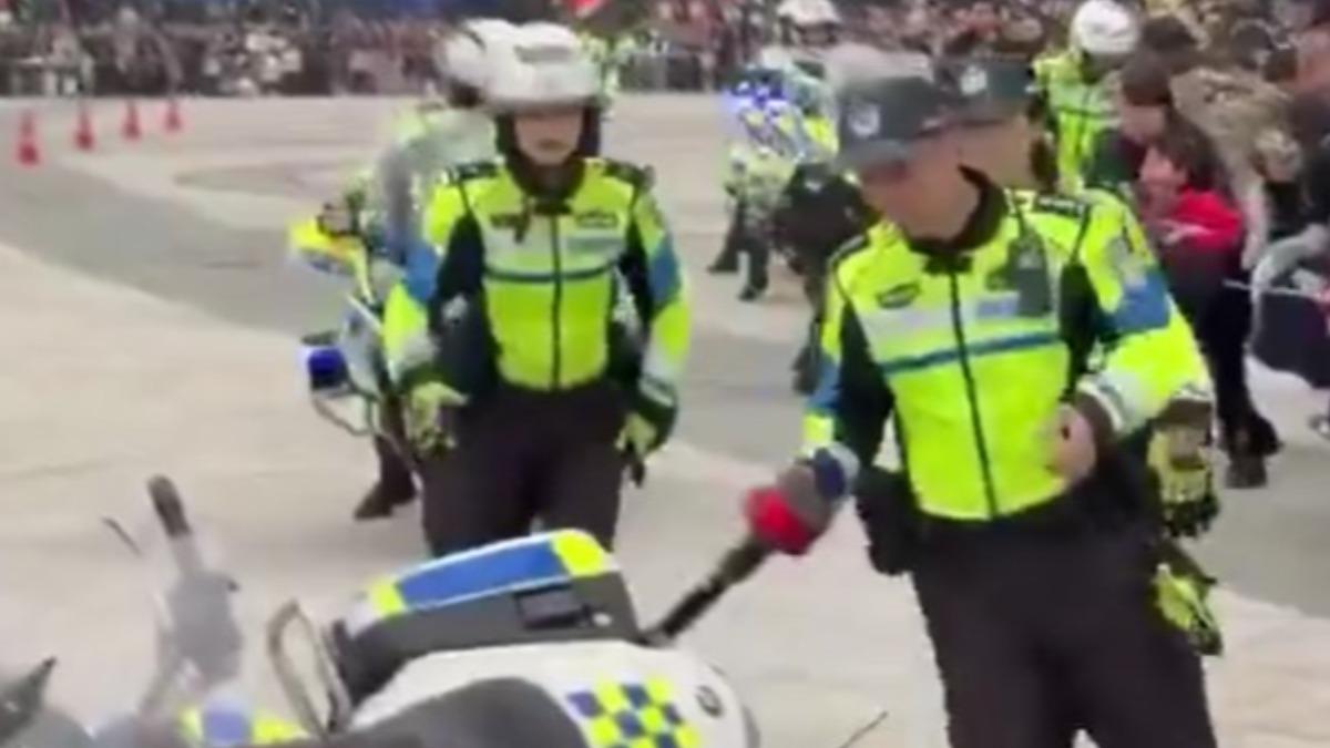 女警先請同事幫忙扶車,查看車損,不管身後受傷民眾。(圖/翻攝自微博 @斯圖卡)