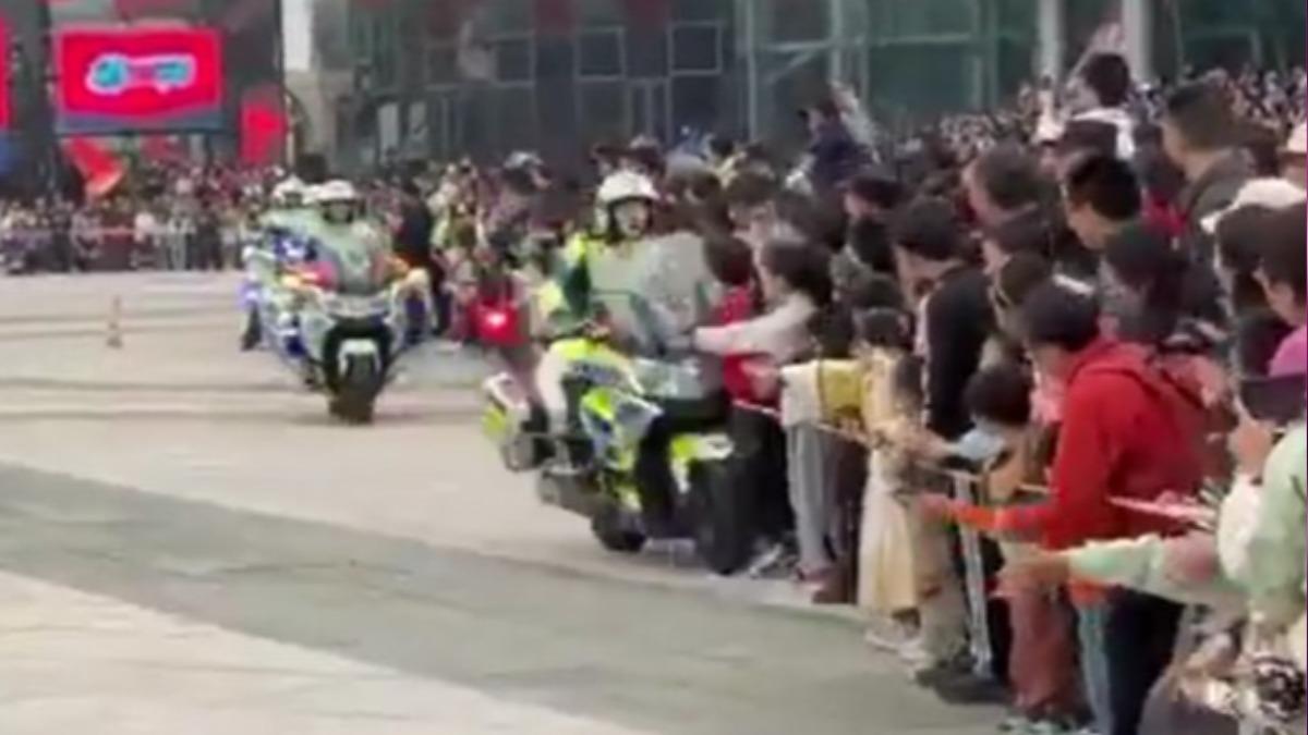 三寶女警騎重機撞圍觀民眾。（圖／翻攝自微博 @斯圖卡）