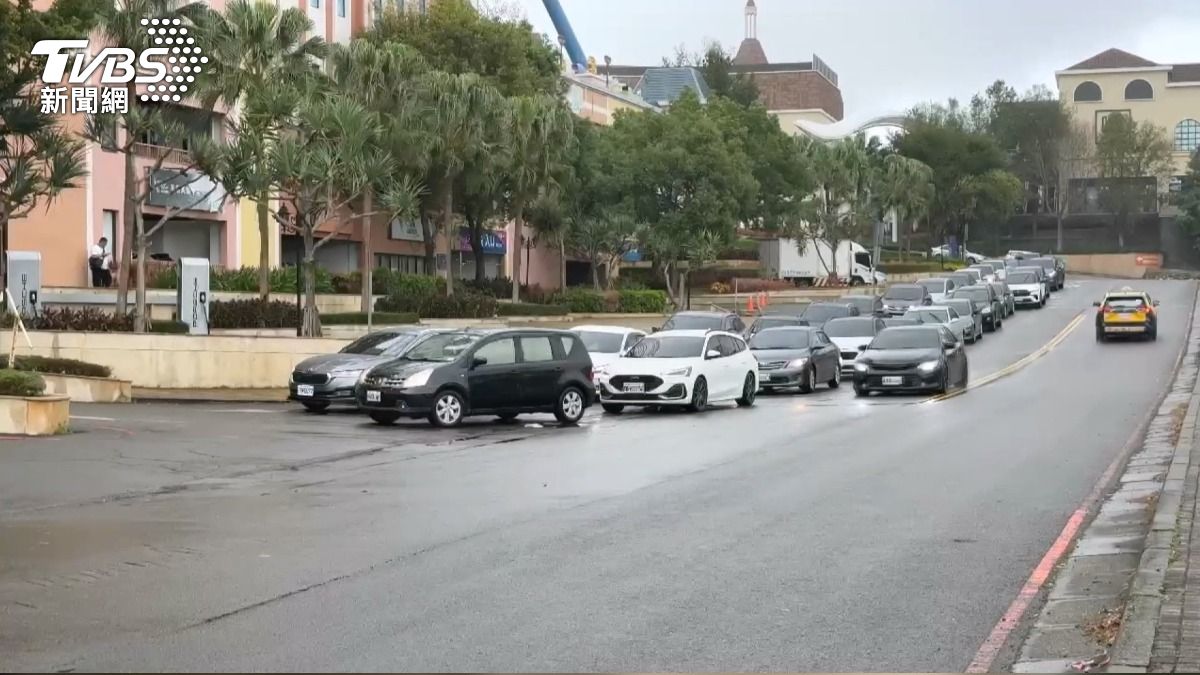 颱風假+普發金!白沙屯8級強陣風海邊封鎖,台中商場卻擠爆。(圖/TVBS)