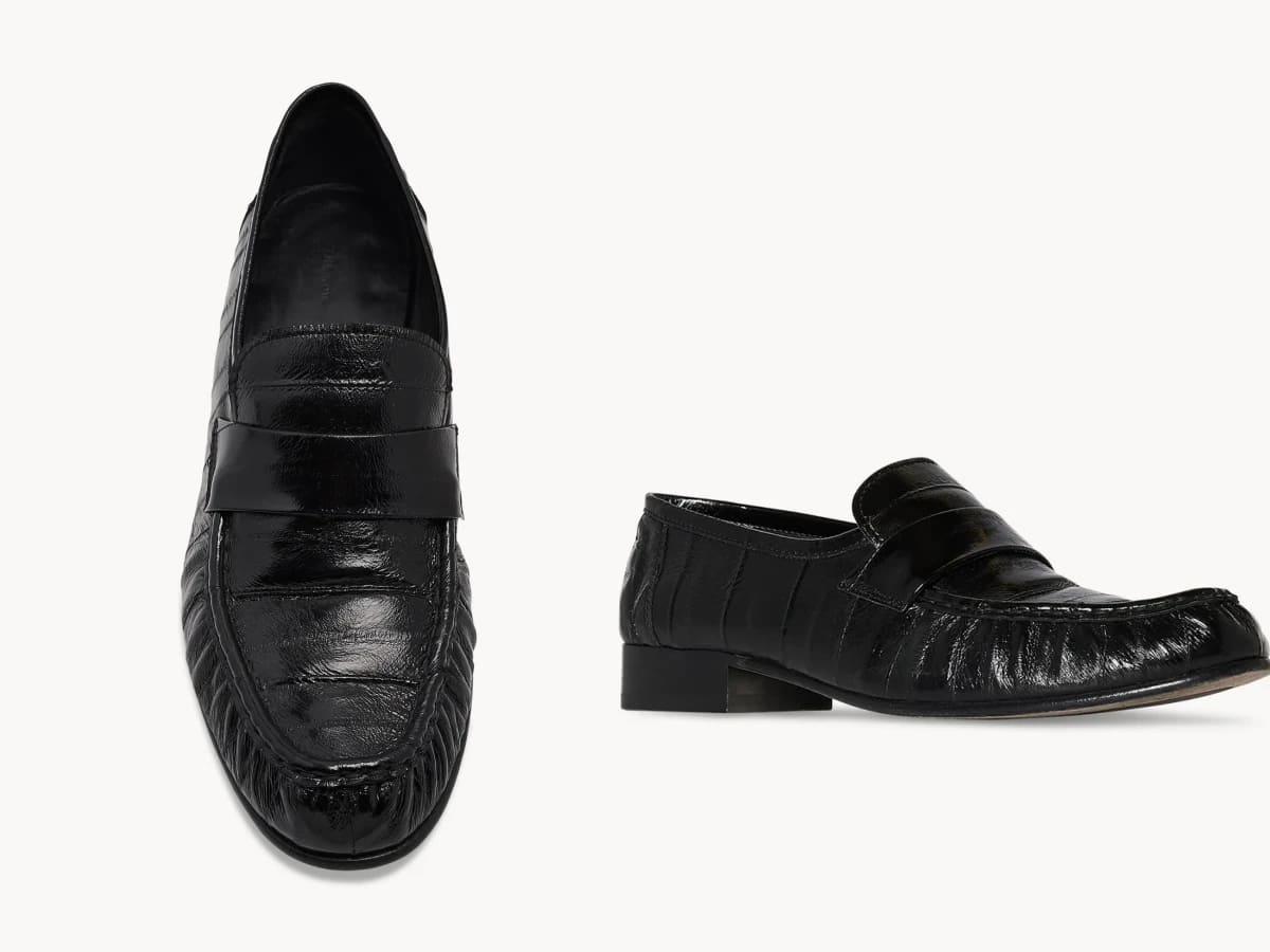 The Row 的 Soft Loafer 採用頂級鰻魚皮製成。(圖/翻攝自The Row)