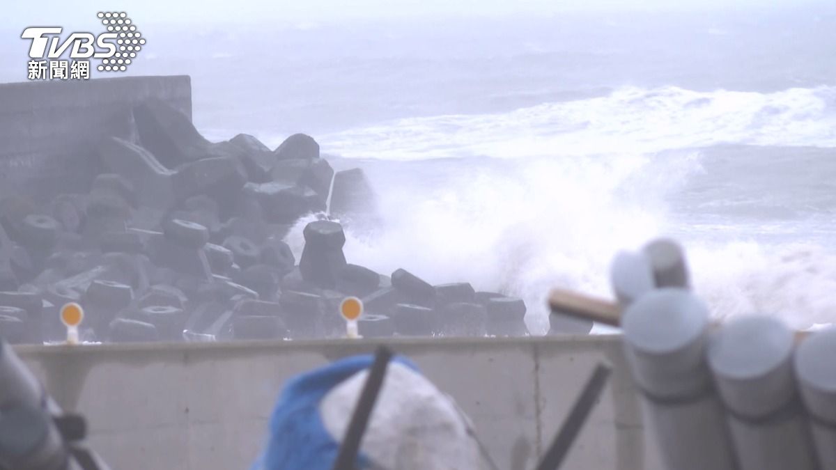 白沙屯海邊在12日中午左右出現8級陣風,海浪洶湧,浪高約有3到5米。(圖/TVBS)