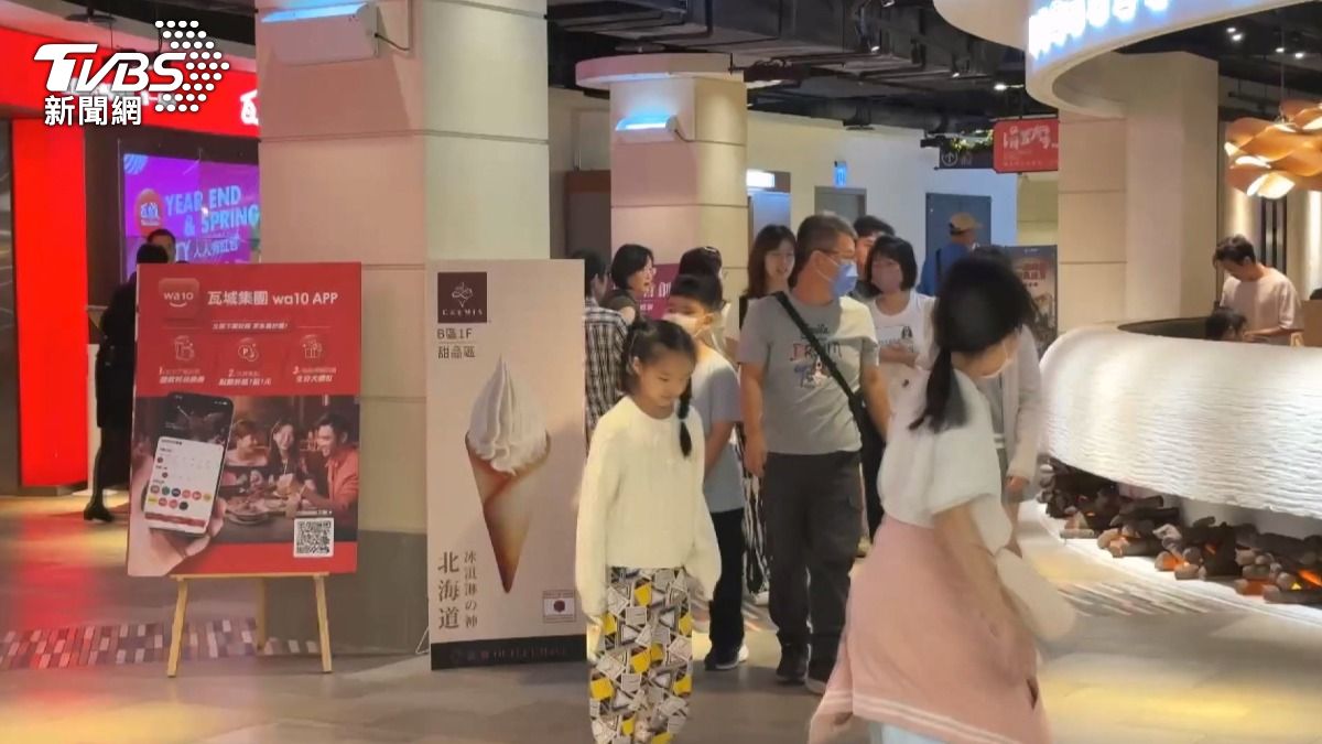 櫃位和親子遊樂區的每個設施都有父母帶著孩子開心暢玩。(圖/TVBS)