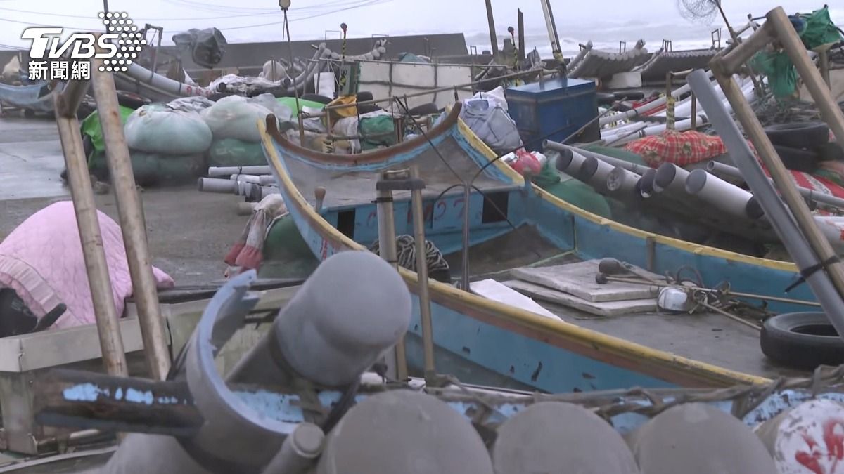 當地漁船已全數停靠在海岸邊,海岸入口也拉起封鎖線。(圖/TVBS)