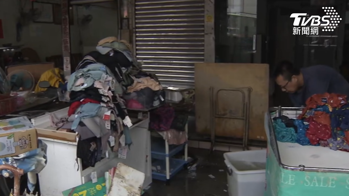 內衣店淹一樓高,商品全毀損失逾200萬。(圖/TVBS)